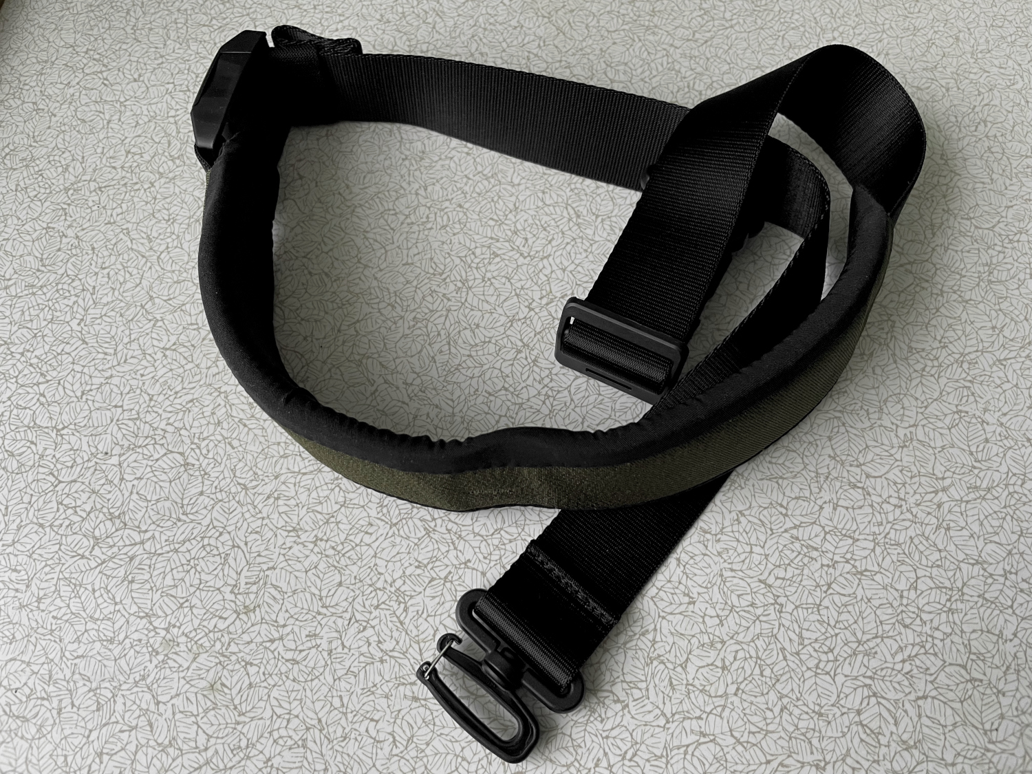 Shoulder strap with creased padding.